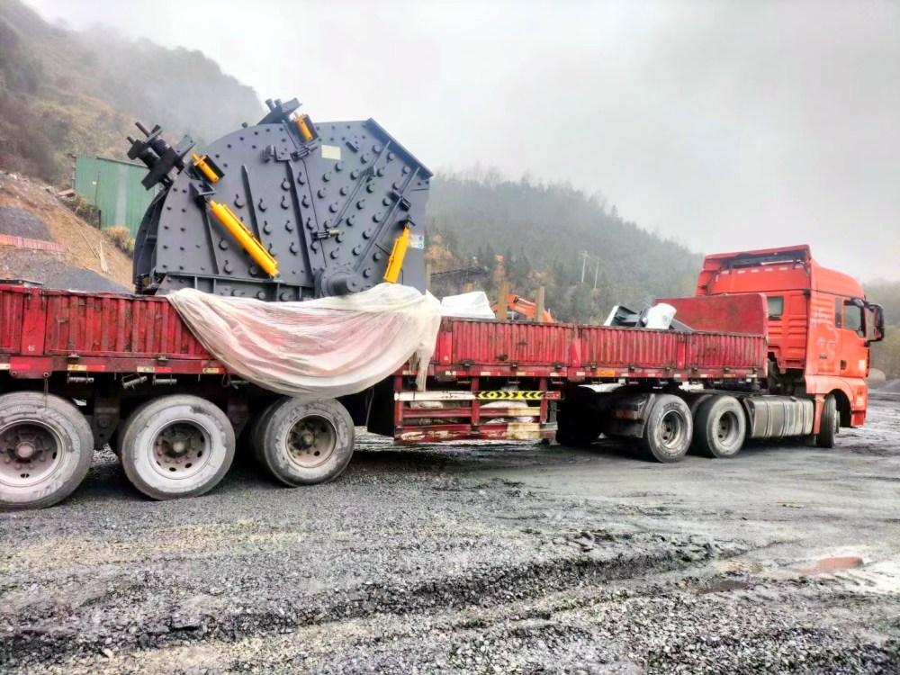 反擊式破碎機發貨至江西德興